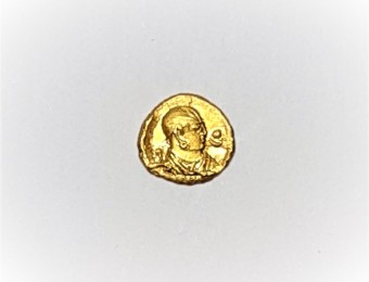 Kingdom of Axum, Aphilas AV Unit. Circa AD 310-320. Draped bust right, 0.34 gr Probably among the smallest portrait gold coin existing